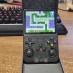 R36S Retro Handheld videopelikonsoli valokuvakatsaus